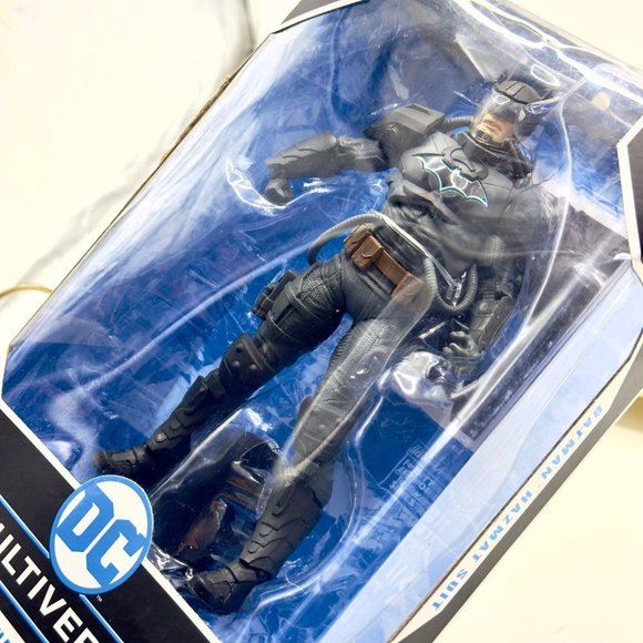 MCFARLANE TOYS FIGURA DC MULTIVERSE BATMAN HAZMAT SUIT GOLD ETIQUETA LUZ LOGO BATMAN